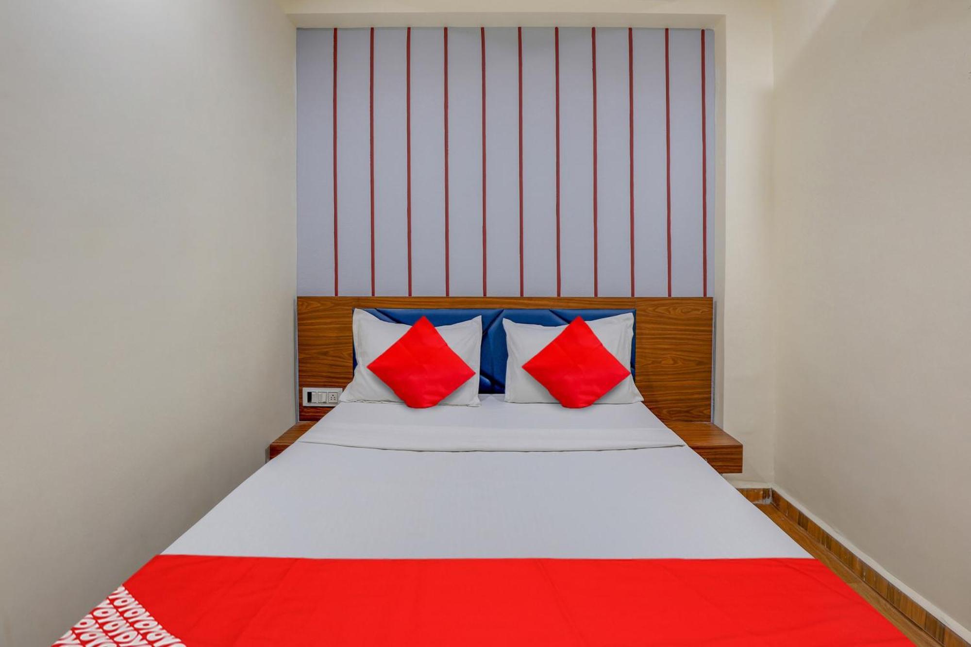 Hotel O Lotus Сурат Екстериор снимка